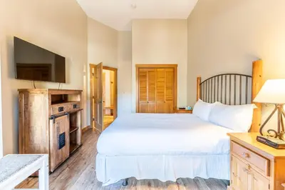 a bedroom with a bed and a flat screen tv at Arap Ldg 8134 in Keystone