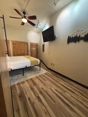 a bedroom with a bed and a ceiling fan at Arapahoe Lodge-1BR and Murphy Condo -Kids Ski Free condo in Keystone