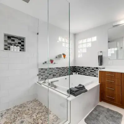 New Denver Escape. 3 bedroom. Near everything.