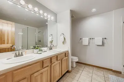 a bathroom with two sinks and a toilet at 5094 Gateway condo in Keystone