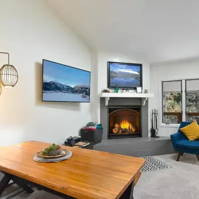 Windwood Bluebird Townhome - Walk to Town