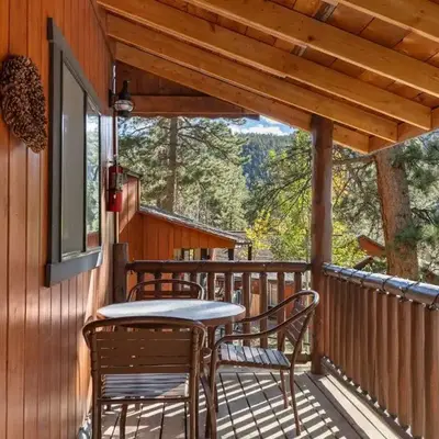Cabin 5- Private Cabin w King bed kitchen porch