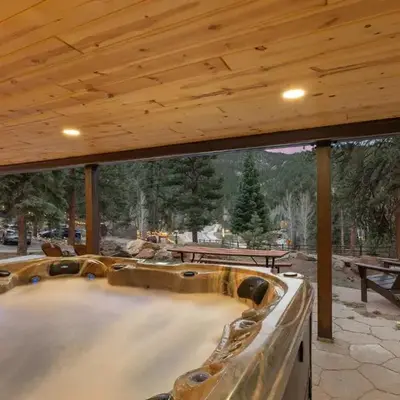 Cabin 12 - Spacious & Updated -Hot Tub & King Beds