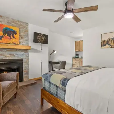 Cabin15 - King bed Hotel Style Unit