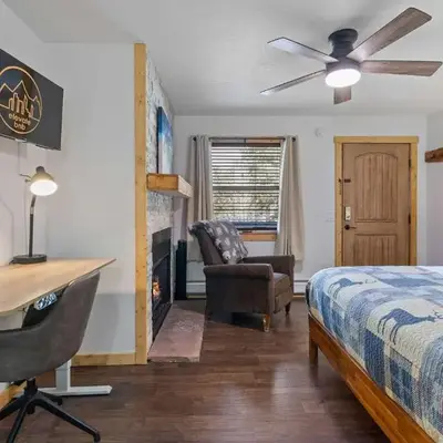 Cabin16 - King Bed Kitchenette & Bath
