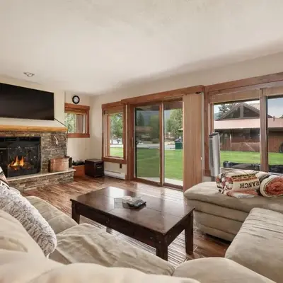 Luxury Lake Condo Walk to Downtown
