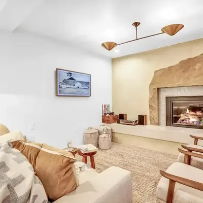 Peaceful Ranch Overlooking Mustangs with Full Kitchen & Fireplace