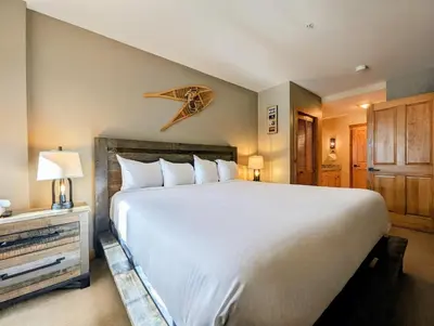 a bedroom with a large white bed with a nautilus at Dakota Lodge 8451 by SummitCove Lodging in Keystone