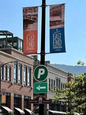 a pole with a street sign in front of a building at Beautiful Pearl Street condo! 30 DAY MINIMUM STAY in Boulder