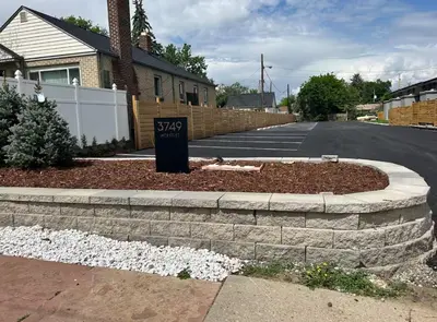 a yard with a retaining wall and a driveway at Lovely 2 bedroom unit with a hot tub Pet friendly in Denver