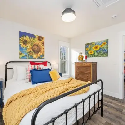 City Park Bungalow Pet Friendly with Dog Run