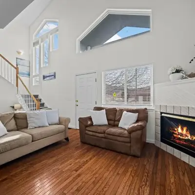 Golden View Townhouse - Walk to Downtown!