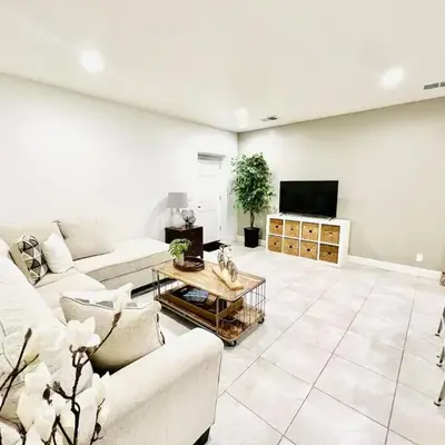 Entire Fully Equipped Basement Guest Apartment Home