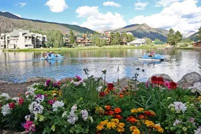 people are in boats on a lake with flowers at Decatur 1805 by SummitCove Lodging in Keystone