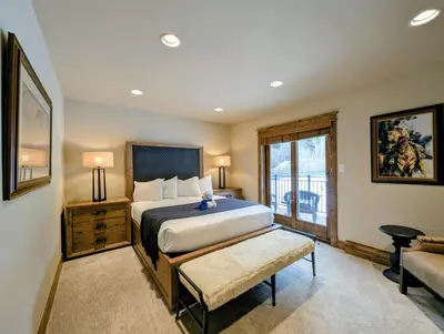 a bedroom with a large bed and a window at Enclave 37 by SummitCove Lodging in Snake River Health Services Incorporated Heliport