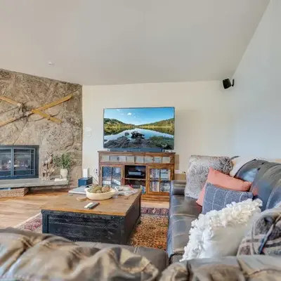 Hygge Haus - 2BD Lake View & Pet Friendly Retreat