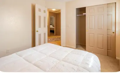 a bedroom with a large white bed in a room at Iman in DEN