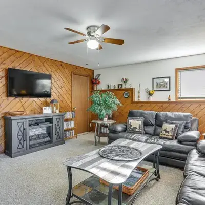 Pet-Friendly Pine Home Near Hiking and Fishing!