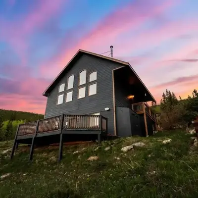 Family Mountain Getaway w Hot Tub and Amazing Views! Close to Hiking & Skiing