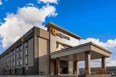 a building with a sunflower sign on top of it at La Quinta Inn & Suites by Wyndham Denver Aurora Medical in Aurora