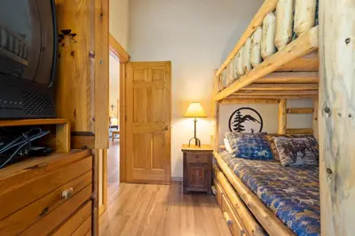 a bedroom with a bunk bed in a cabin at 2674 Tenderfoot Lodge Condo in Keystone