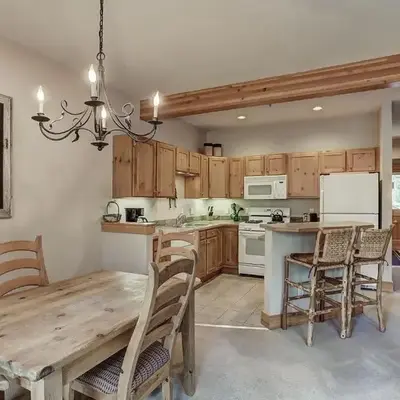 8757 Trappers Crossing Condo