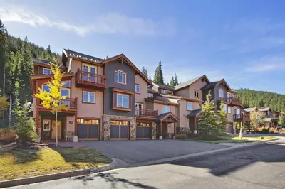 a large house in the mountains with a driveway at 6509 Settlers Creek Townhomes in Keystone