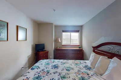a bedroom with a bed and a window at Wildernest Gore Trail Condo in Silverthorne