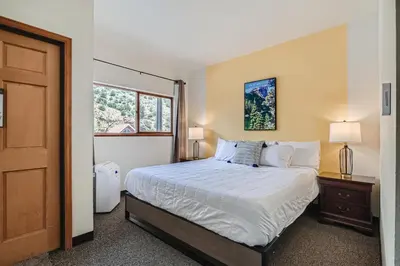 a bedroom with a bed and a window at Uplift Inn in Idaho Springs