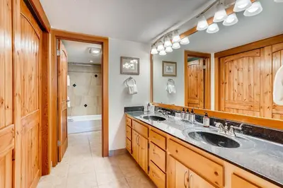a bathroom with two sinks and a tub at Decatur 1779 in Keystone