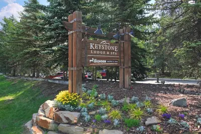 a sign for the leslie house and inn at Keystone Lodge & Spa, A Vail Resorts Property in Keystone