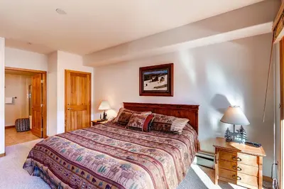 a bedroom with a large bed and two lamps at Gateway 5069 in Keystone