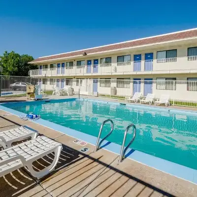 Motel 6 Thornton
