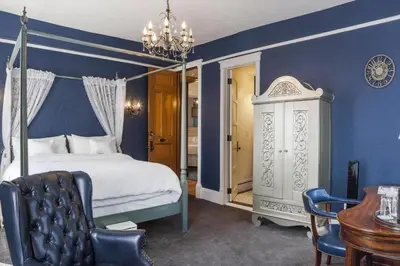 a bedroom with a bed and a blue wall at Patterson Inn in Denver