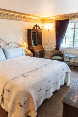 a bedroom with a large white bed and a window at Frisco Lodge in Frisco
