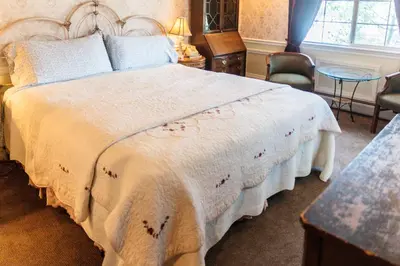 a bedroom with a large bed with a white bedspread at Frisco Lodge in Frisco