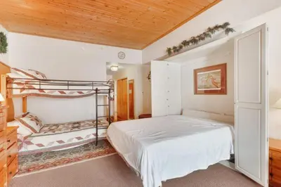 a bedroom with two bunk beds in a room at Studio Colorado Vacation Rental Located Near River Run Village With Hot Tub And Pool Access in Keystone