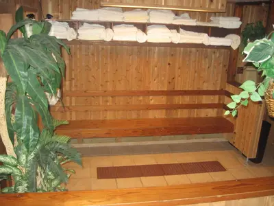 a room with a wooden bench with folded towels at New Summit Inn in Frisco