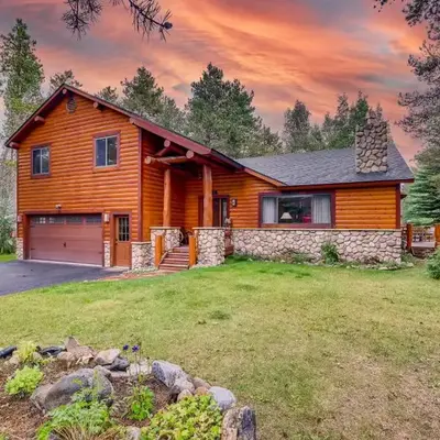 Casa de Montagne Home: High-End Log Home