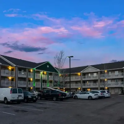 HomeTowne Studios by Red Roof Denver - Airport/Aurora