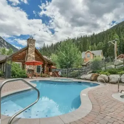 Private 3 Bedroom Townhome Located In East Keystone With Access To A Firepit