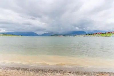 a body of water with mountains in the background at Gateway 5079 in Keystone