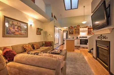 Gallery image of Cozy Littleton Condo with Loft and Patio on Golf Course in Littleton