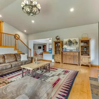2 Mi to Downtown Home with Hot Tub in Estes Park!