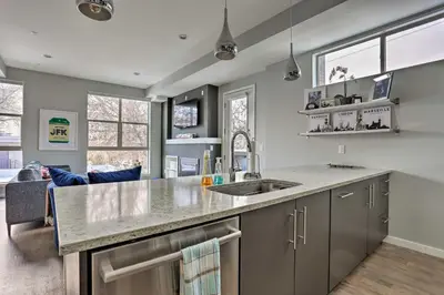 Gallery image of Townhome with Rooftop Patio Walk to Broncos Stadium in Denver