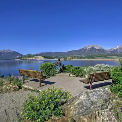 Mtn Views and Hot Tub Access Lake Dillon Retreat