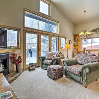 10 Mi to Breckenridge Townhome with Hot Tub and Deck!