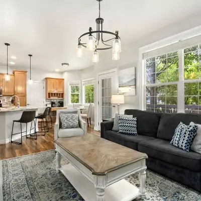 Fabulous Family-Friendly Retreat by Windsor Lake!