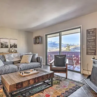 7 Mi to Keystone Mtn-View Abode with Deck!
