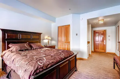 a bedroom with a large bed in a room at Gateway Mountain Lodge, A Vail Resorts Property in Keystone